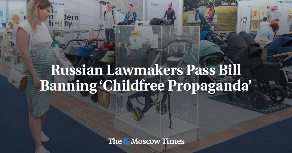 Featured image for Russia Bans 'Child-Free Propaganda' to Combat Declining Birthrate
