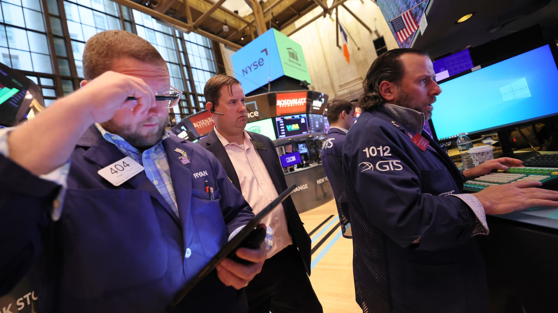 Featured image for Contrarian Buy Signal: Individual Investors Bearish, says RBC.