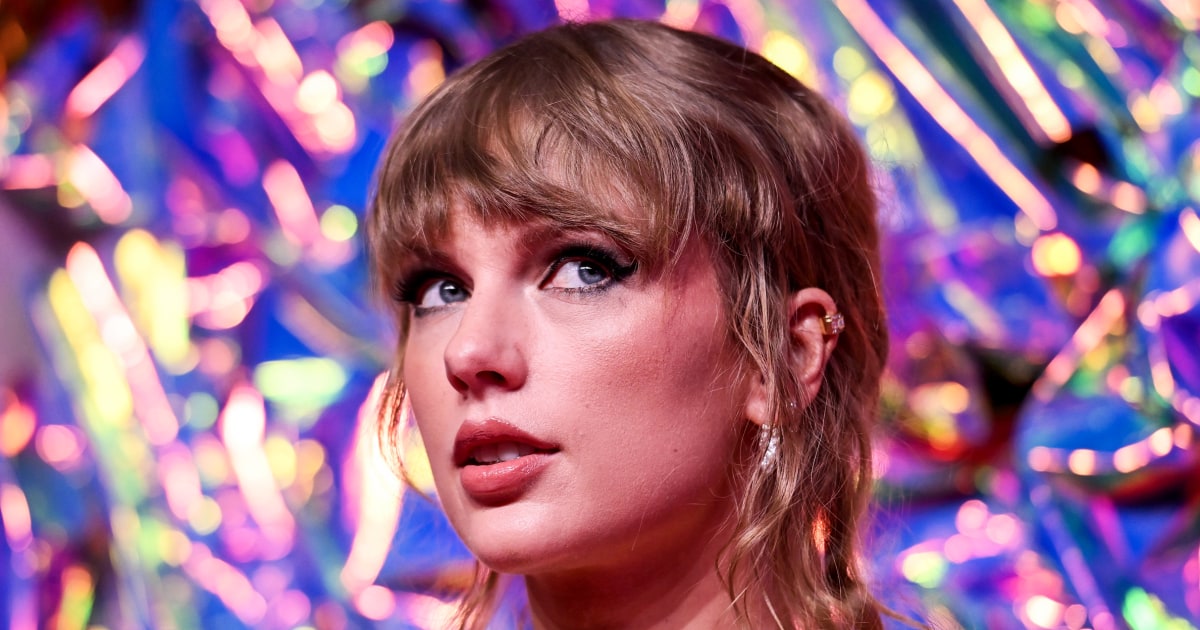 "Taylor Swift's Appearance at Chiefs Game Fuels Dating Speculation with Travis Kelce"