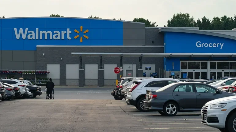 Walmart extends gains as higher-income shoppers lead the way