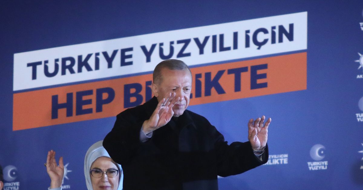 Analyzing Turkey's 2023 Election Runoff and Erdogan's Political Momentum.