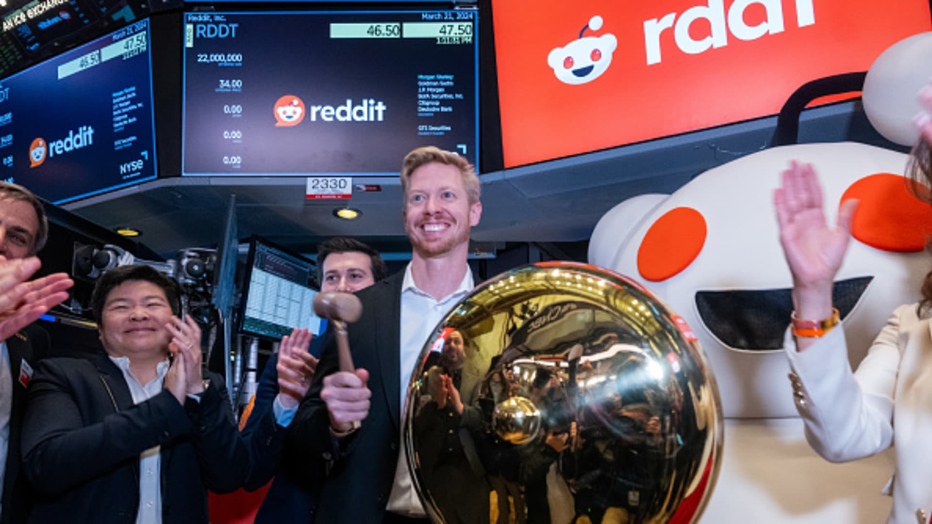 "Reddit's Post-IPO Surge: Investors Ignore Hold Rating, Drive Stock Up 9%"