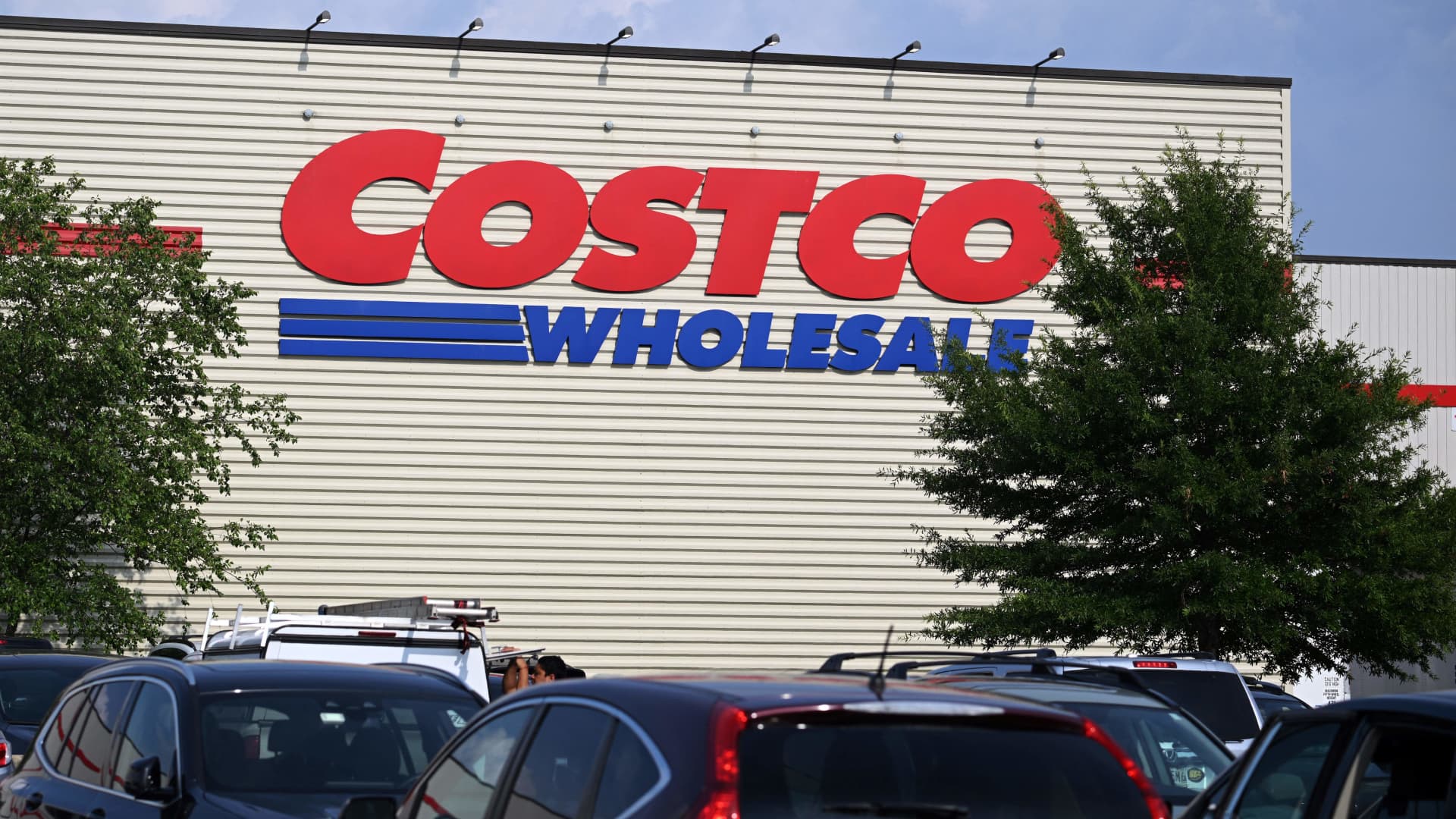 Leadership Change at Costco: CEO Craig Jelinek to Step Down, COO Ron Vachris Takes Over