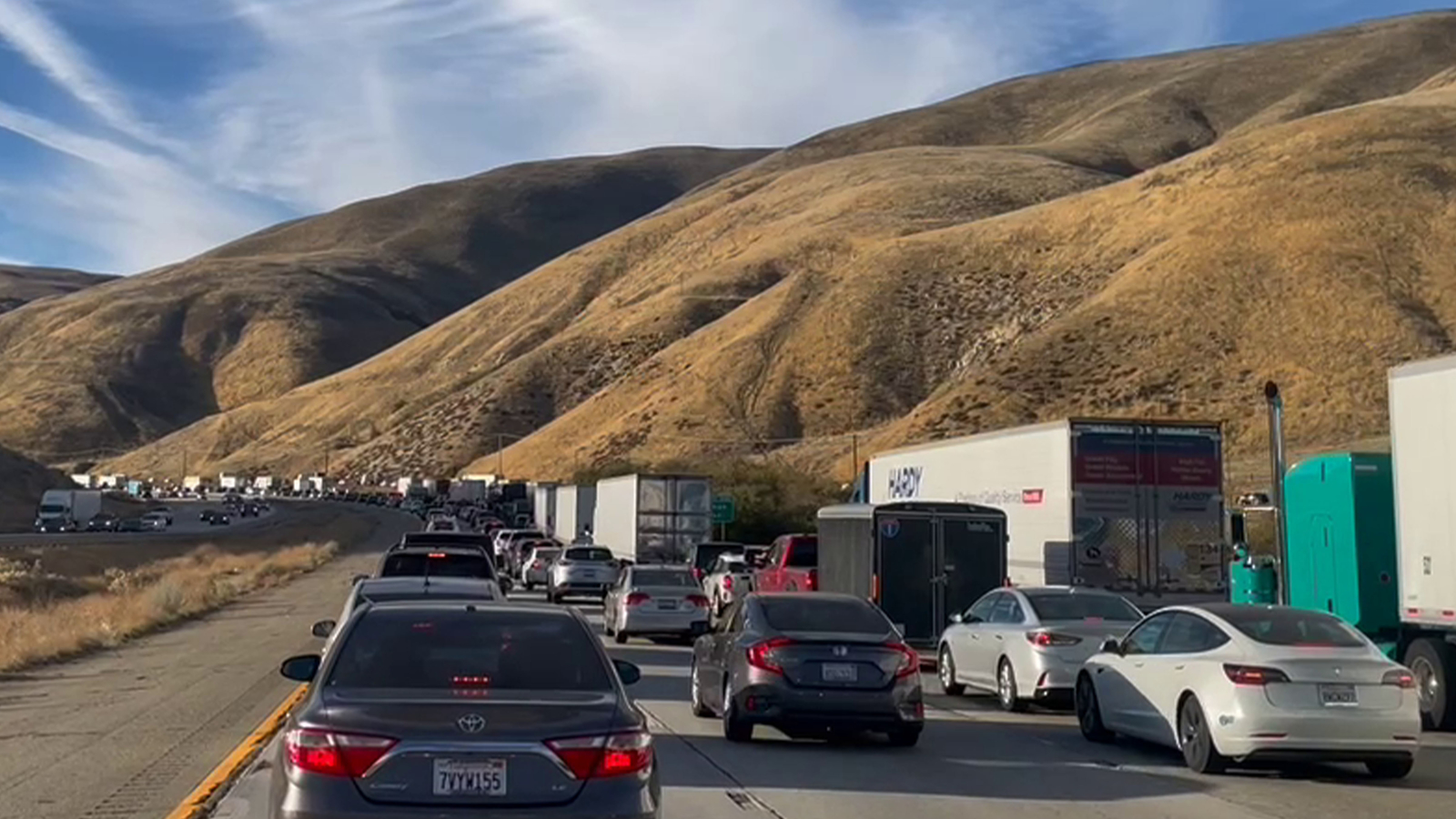 Featured image for Massive Traffic Jam on Northbound Interstate 5 Due to Big Rig Crash near the Grapevine