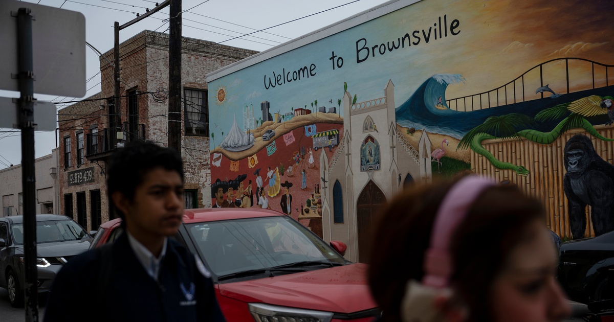 "Border Standoff: Impact on Texas Towns and Political Response"