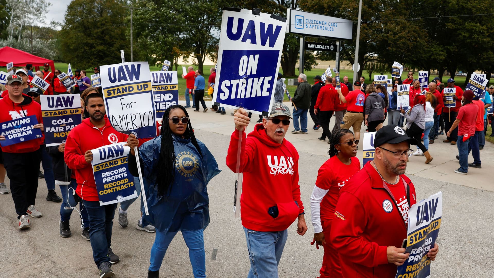 "Automakers and UAW Face Tense Deadlines and Growing Frustration"