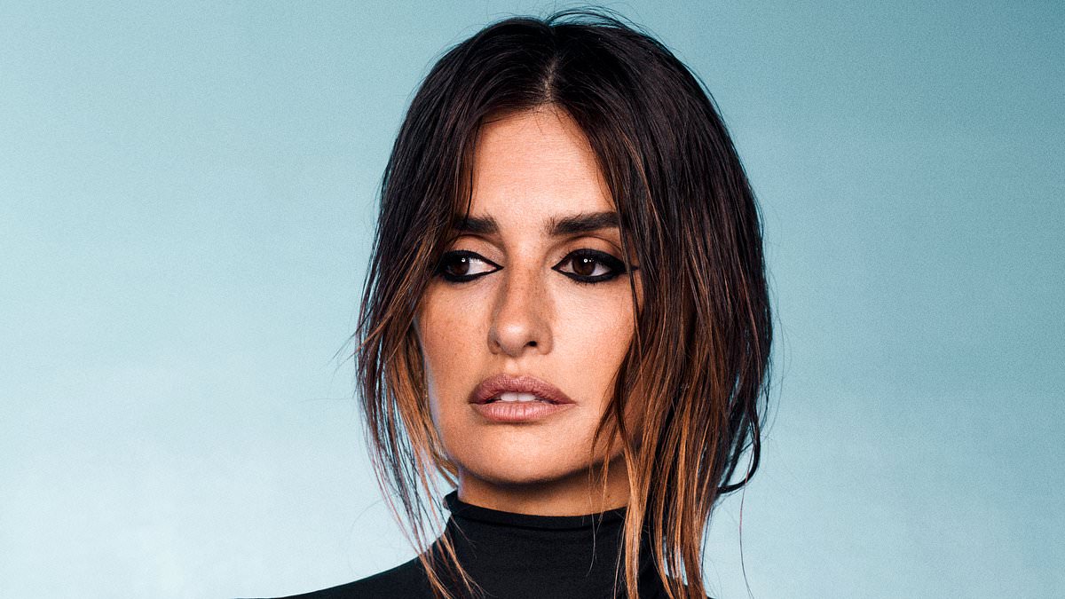 Featured image for Penélope Cruz Opens Up About Fear of Driving After Sister's Accident