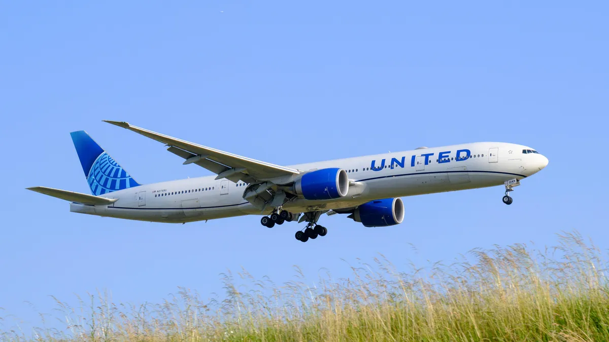 Inflight Tantrum Over Food Diverts United Flight to Chicago