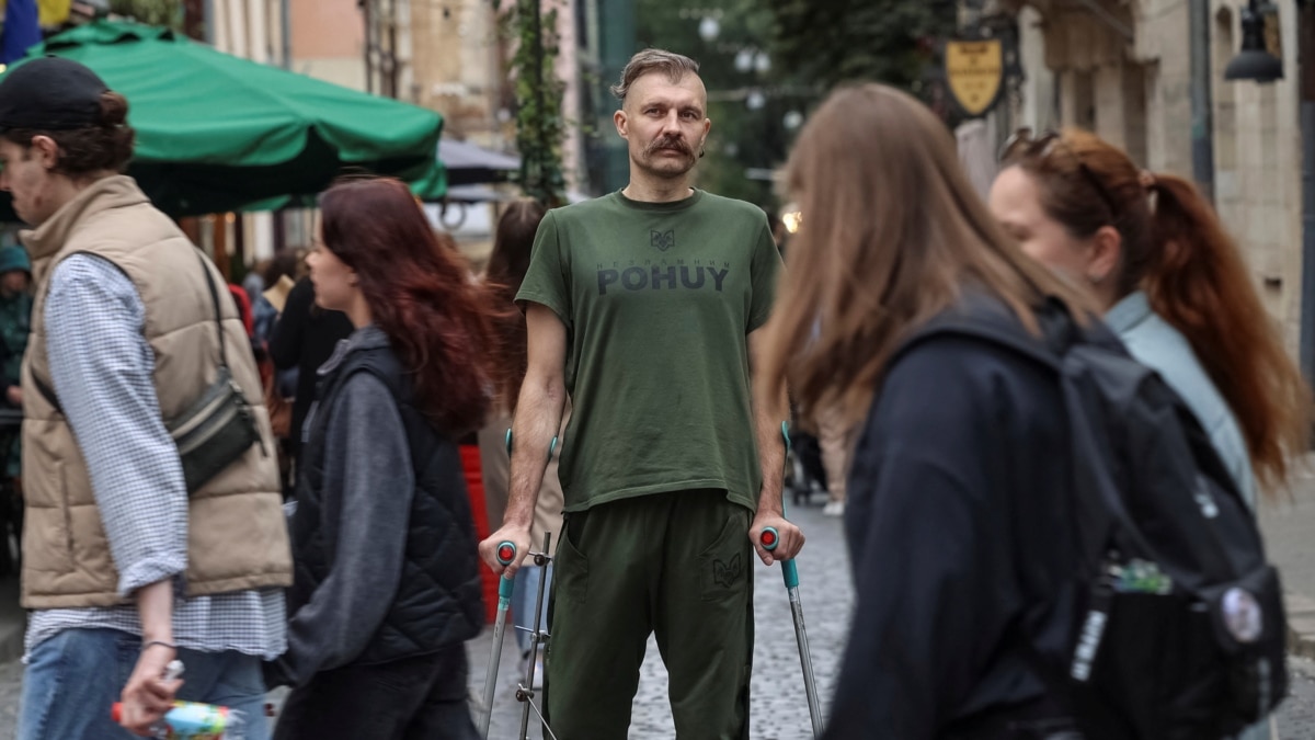 Ukraine's Wounded Soldier Urges Swift Victory as Western Support Wavers