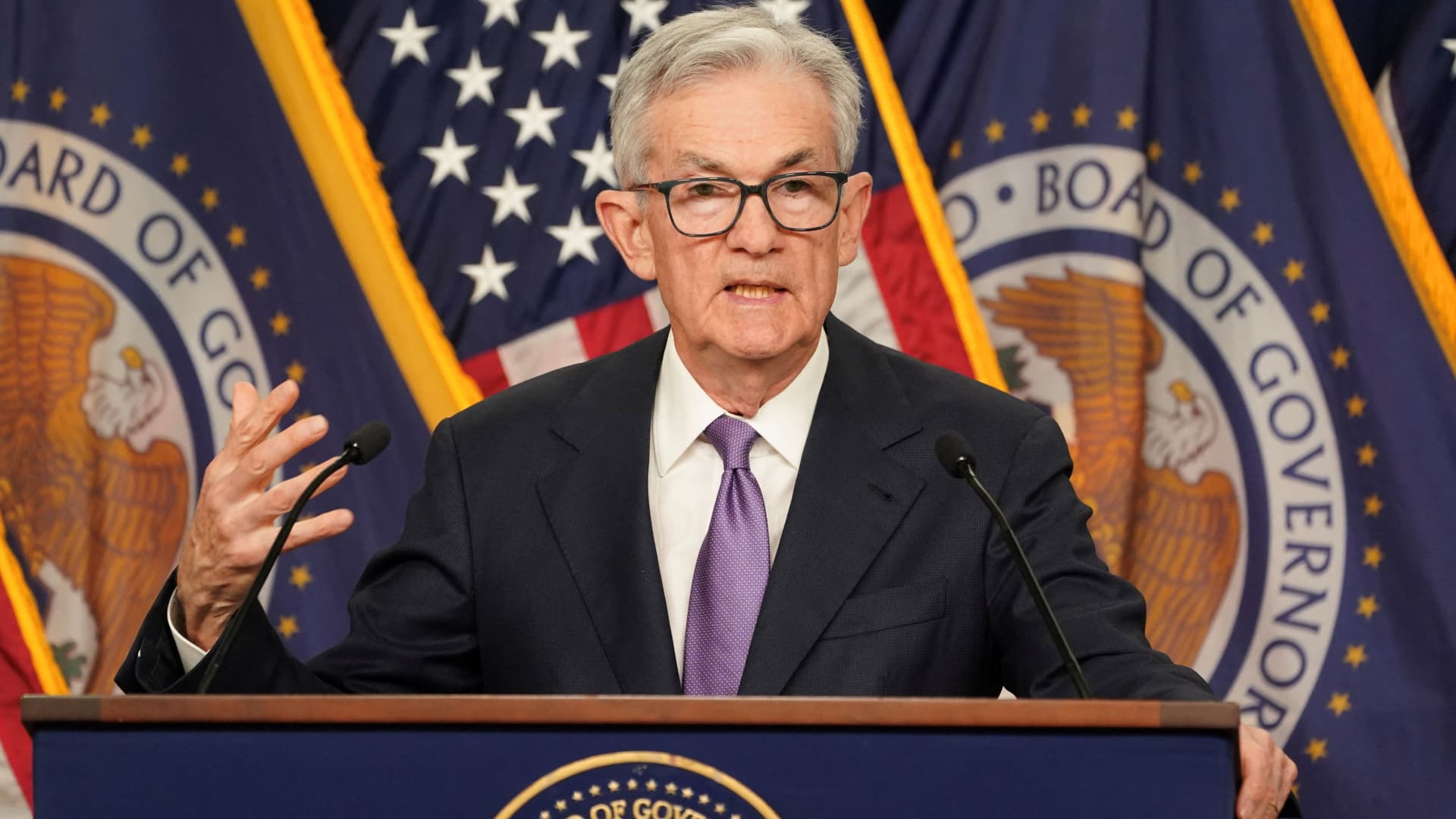 "Powell Signals Delay in Interest Rate Cuts Amid Stalled Inflation Progress"
