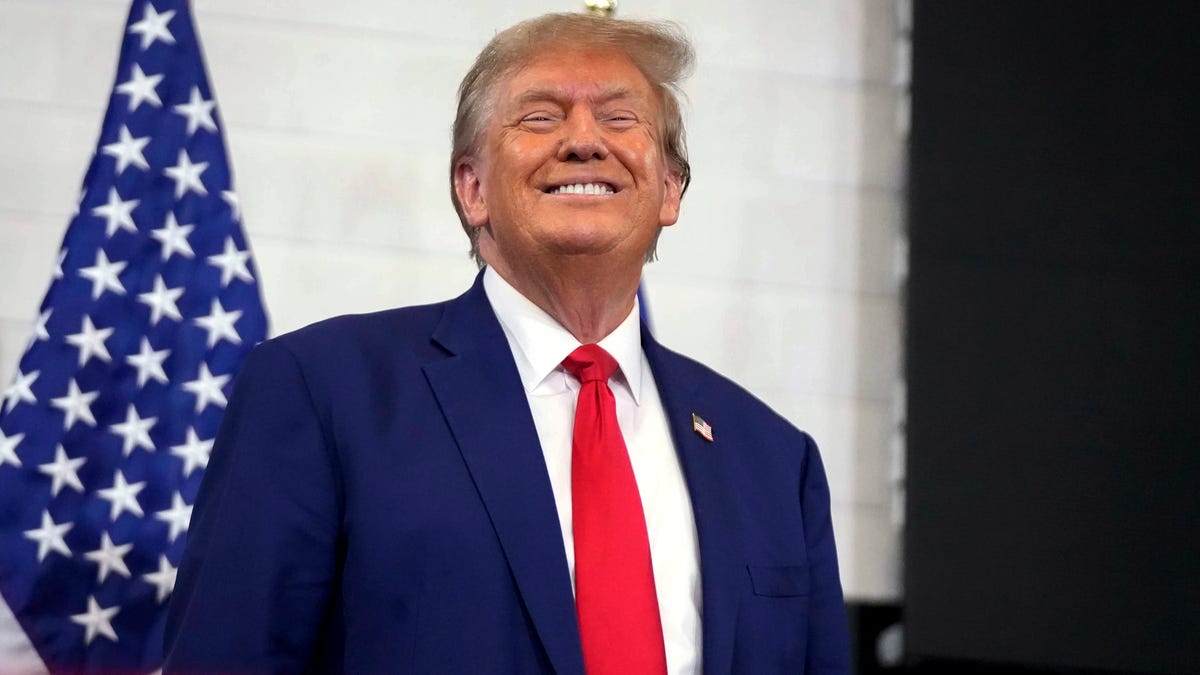 "Trump's Iowa Campaign: Calls for Support, Celebrates Wins, and Returns to Ford Dodge"