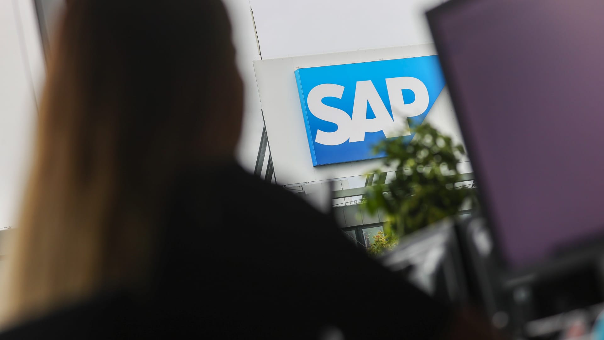 "SAP's Ambition 2025: Restructuring 8,000 Jobs for AI Transformation"