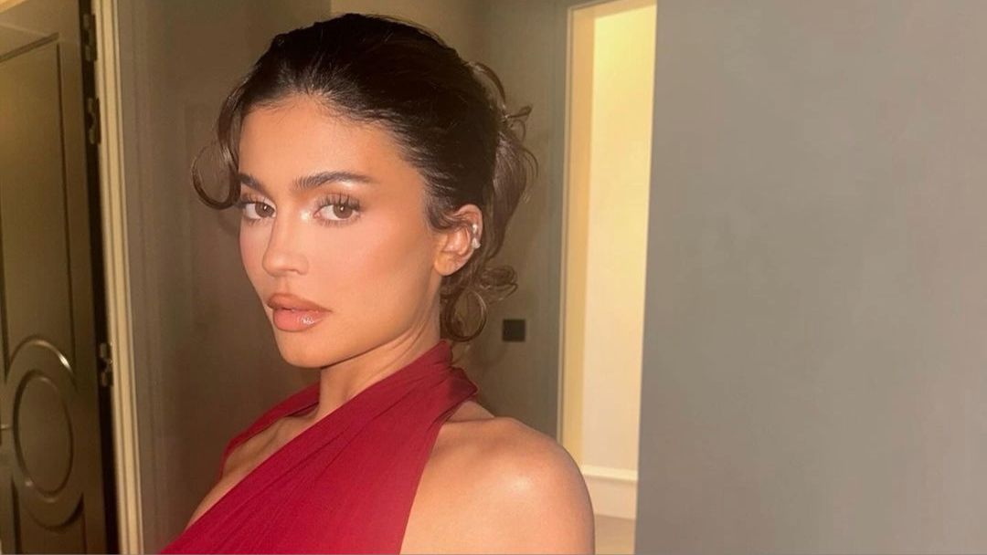Featured image for "Kylie Jenner Stuns in Red Backless Dress with Sideboob"