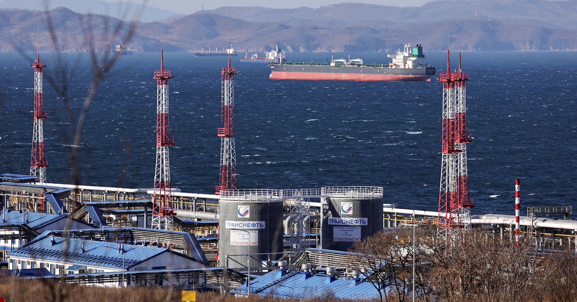 "US Sanctions and Ukrainian Strikes Hinder Russian Refinery Repairs, Putin's Oil Industry in Trouble"