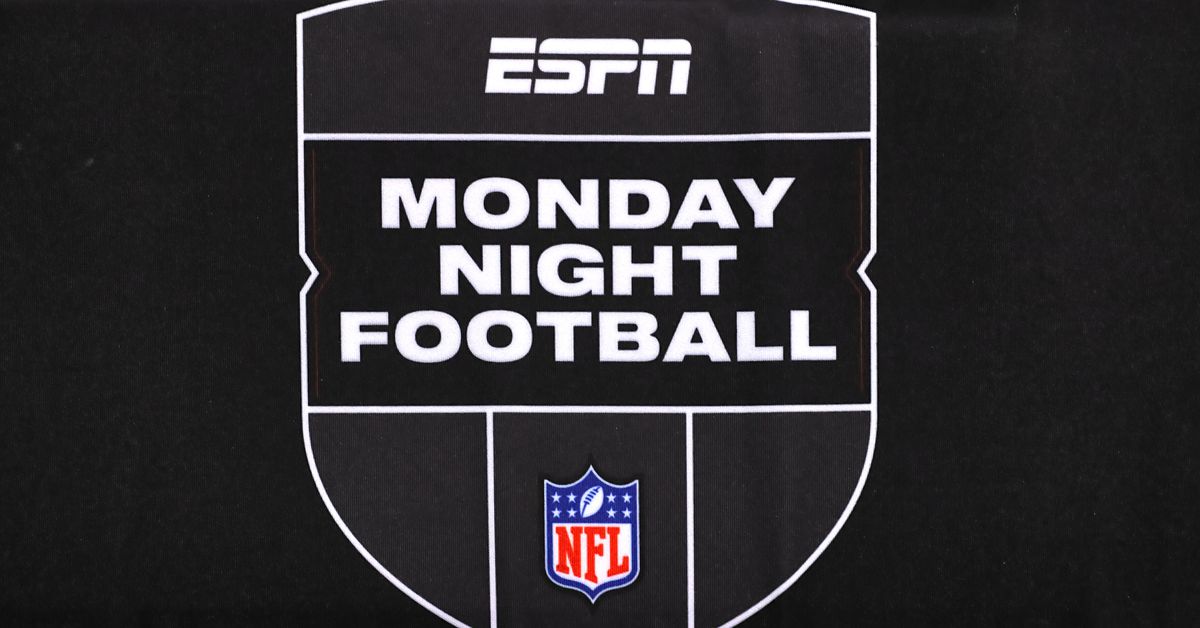 "Double the Action: Monday Night Football Delivers Dual Thrills with Packers, Giants, Dolphins, and Titans"