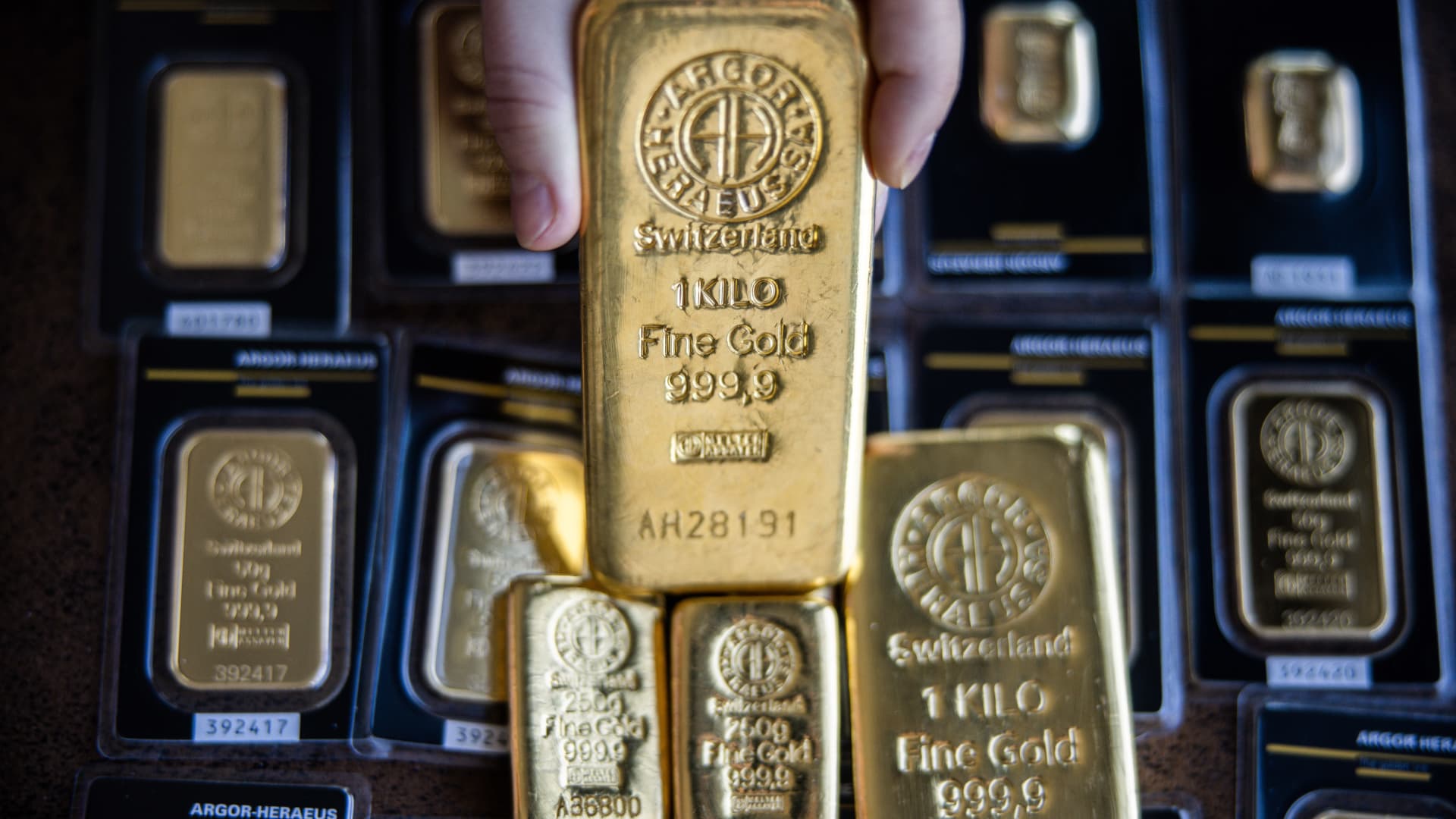 "Gold Rises as Dollar Weakens and Traders Monitor U.S. Economic Data"