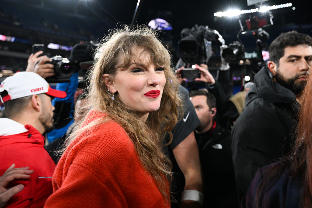 Featured image for "Stadium Worker's Candid Reaction to Unexpected Taylor Swift Encounter"