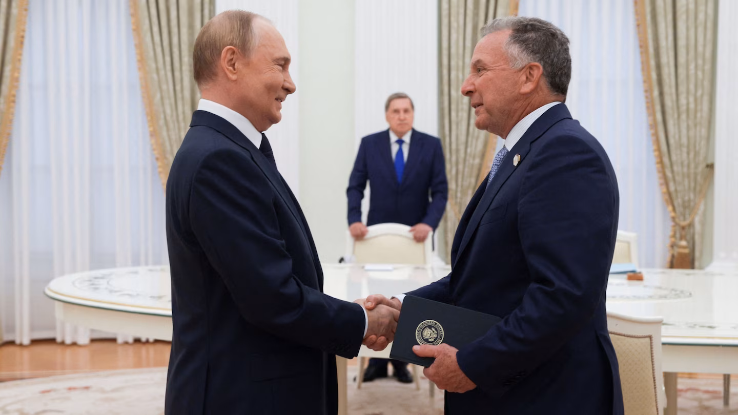 Trump Considers Meeting with Putin and Zelensky Amid Ukraine Tensions