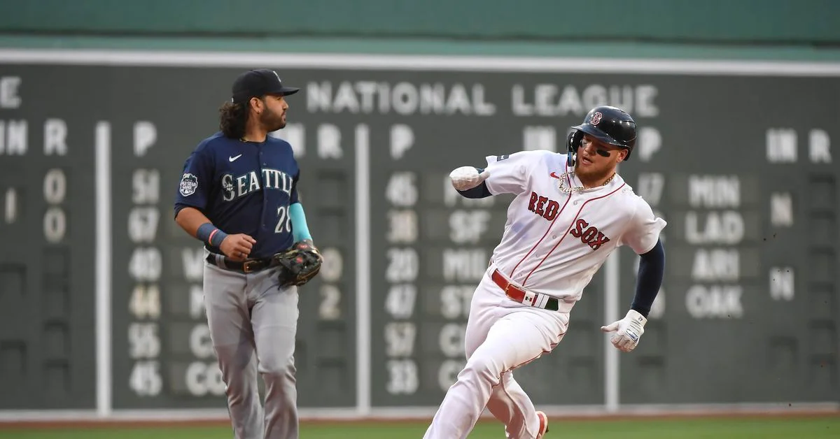 Mariners struggle against Red Sox, lose 9-4.