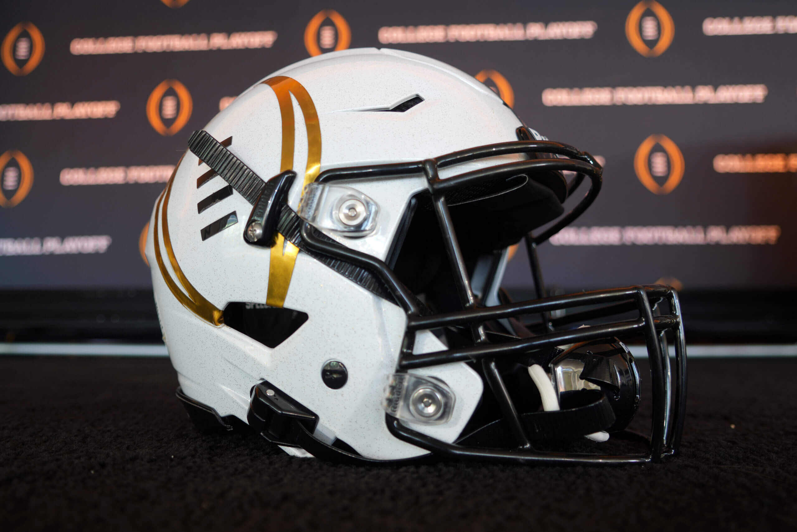 "CFP Officials Plan Expanded 14-Team Playoff Format from 2026 Onward"