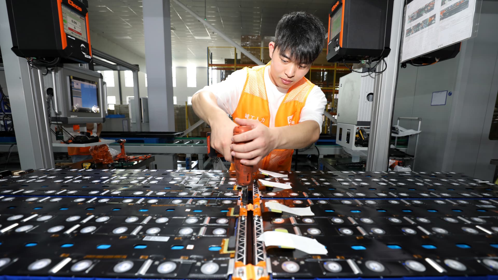 Featured image for Asia-Pacific Markets Mixed as China's Factory Activity Continues Decline