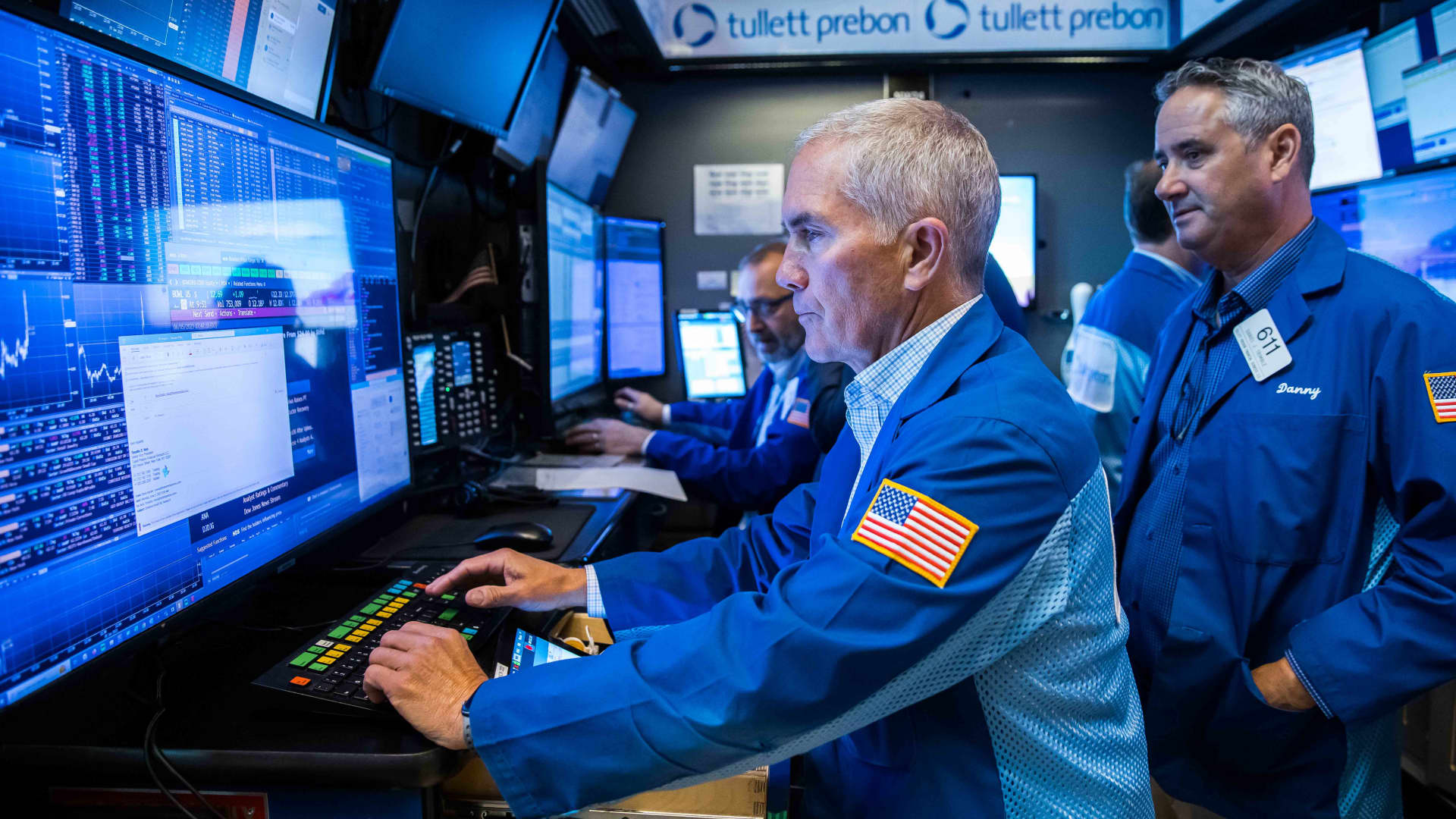 Wealthy investors stockpiling cash in anticipation of rising interest rates, CNBC survey finds.