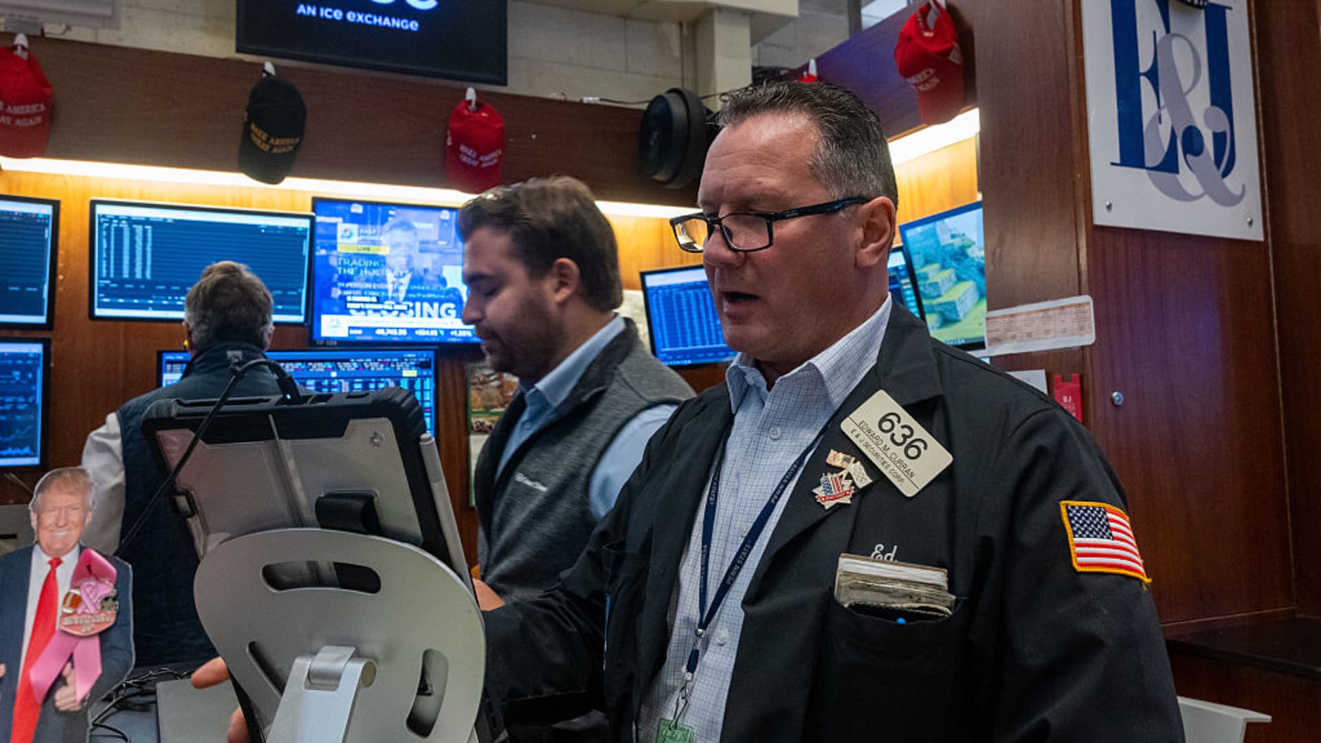 Featured image for Dow Hits Record Highs Amid Mixed Market Movements