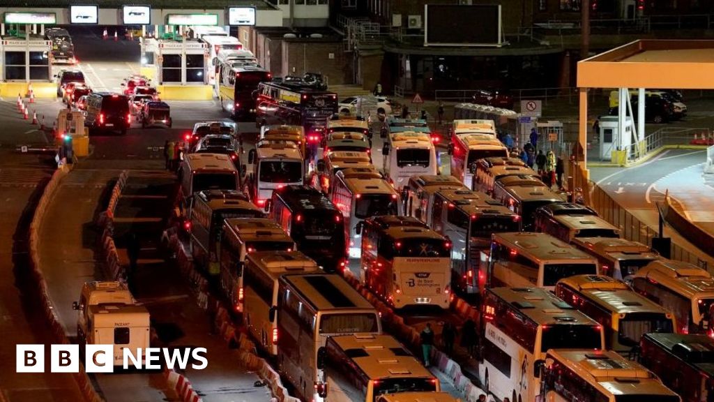 Brexit checks cause Dover delay and anger.