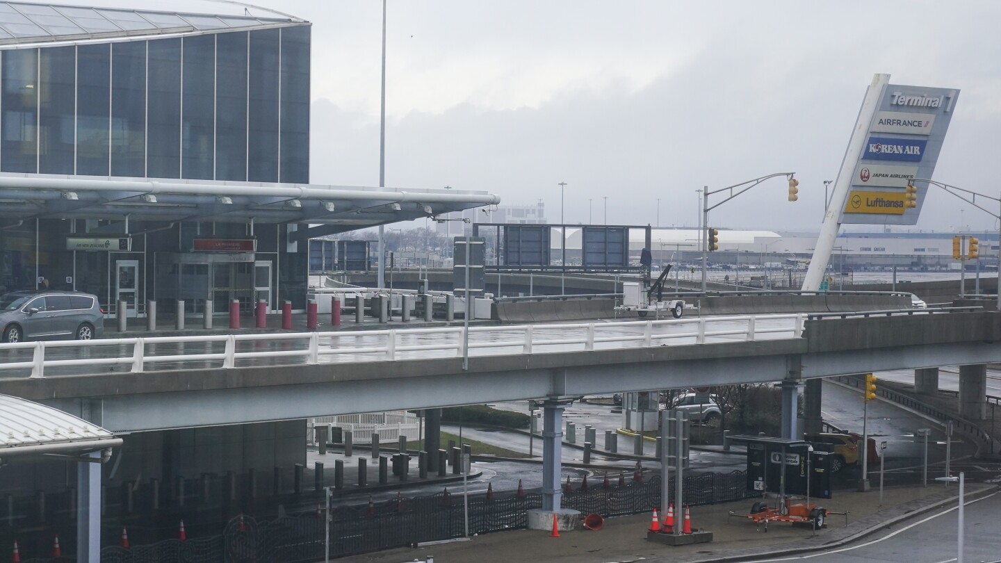 "American Airlines Jet's Runway Mishap at JFK Detailed by Investigators"