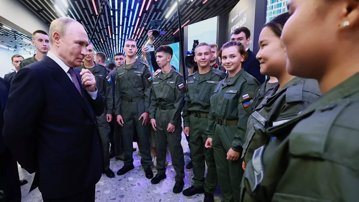 Putin Warns Foreign Troops in Ukraine as Legitimate Targets