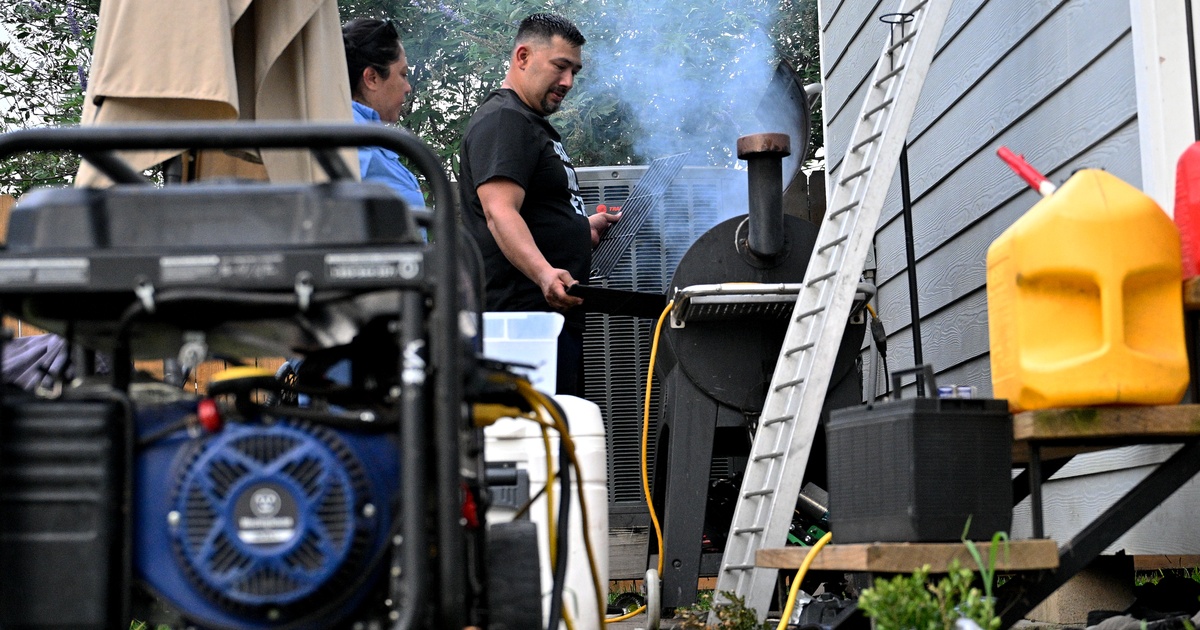 Featured image for "Texans Endure Heat and Power Outages as Gov. Abbott Reviews CenterPoint's Future"