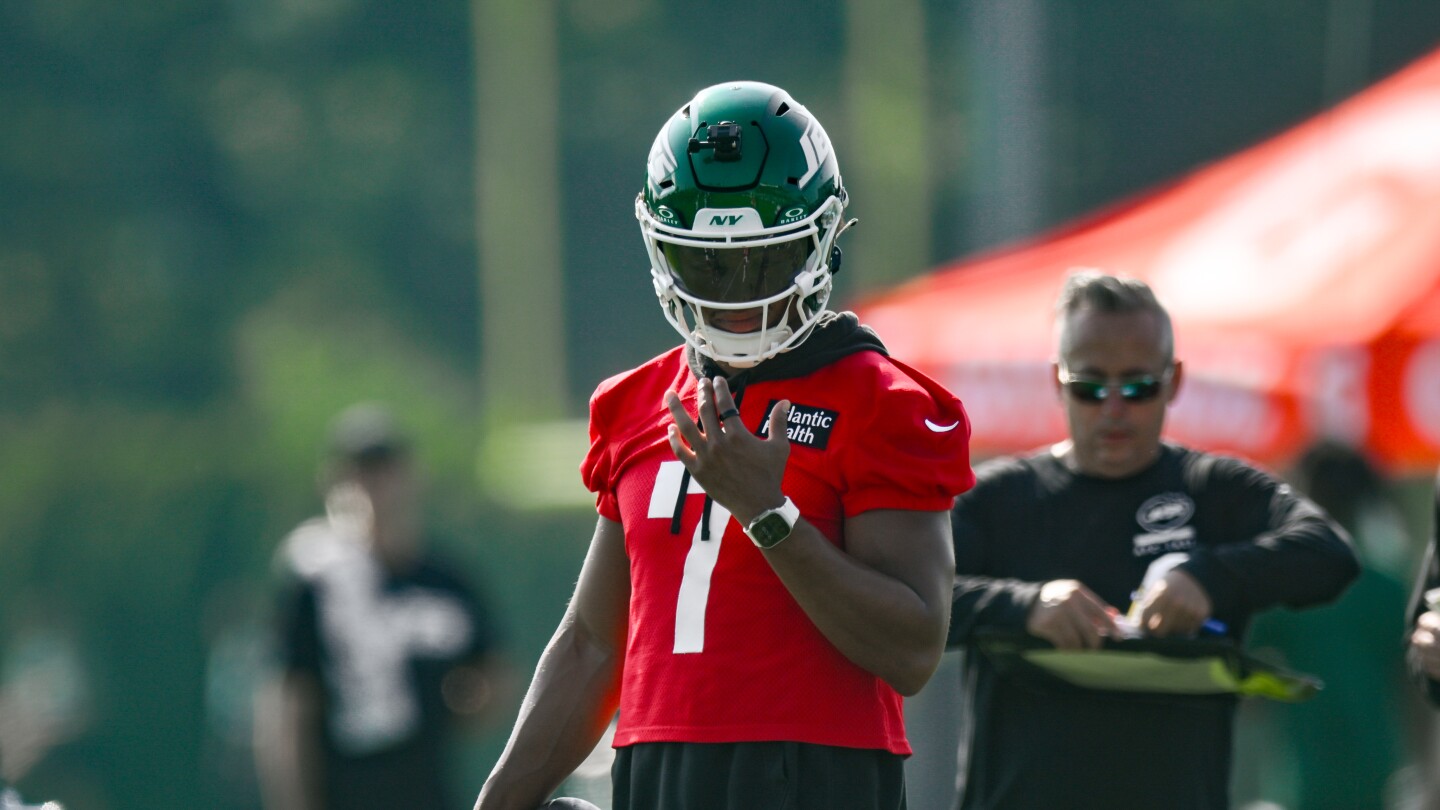 Featured image for Justin Fields Returns to Drills as Jets Prepare for 2025 Season