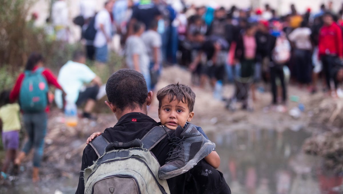 "US Suspends Rail Operations on Southern Border, Arrests Illegal Migrants"