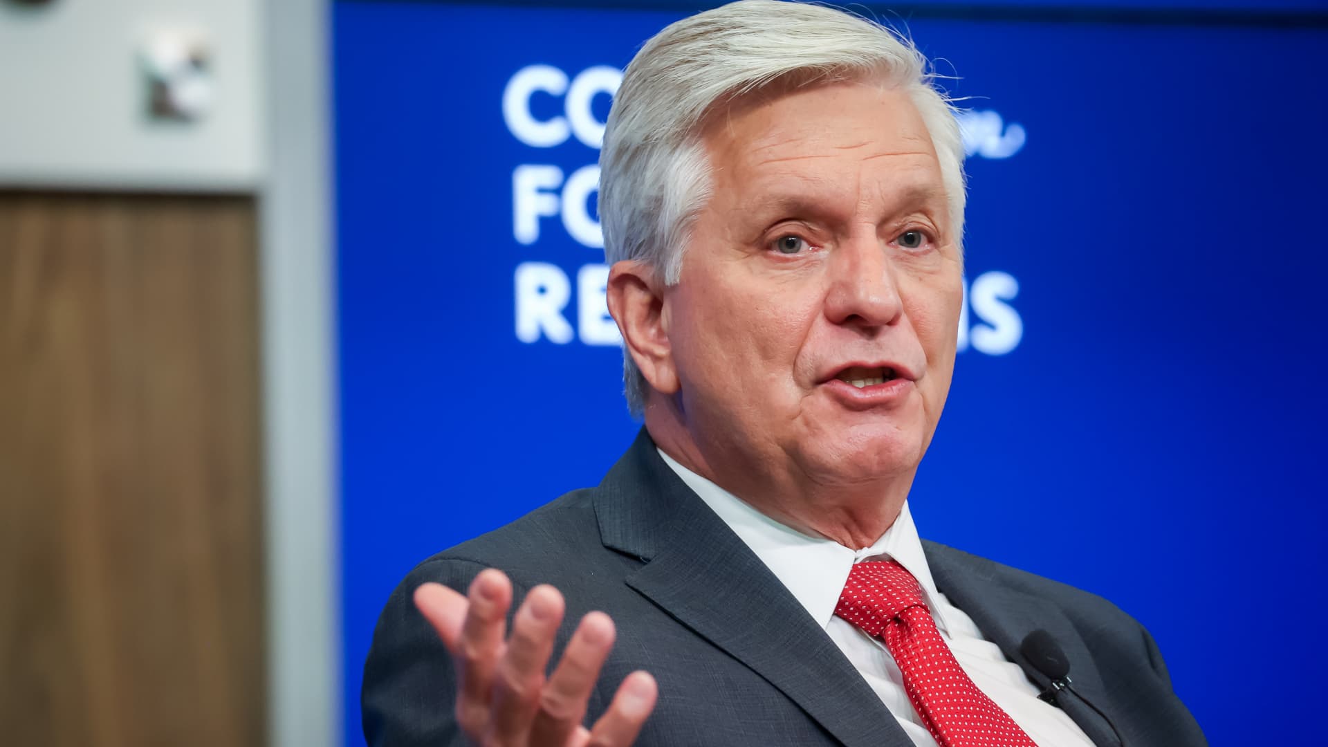 Featured image for Trump Praises Waller and Bowman as Fed Chair Race Nears Conclusion