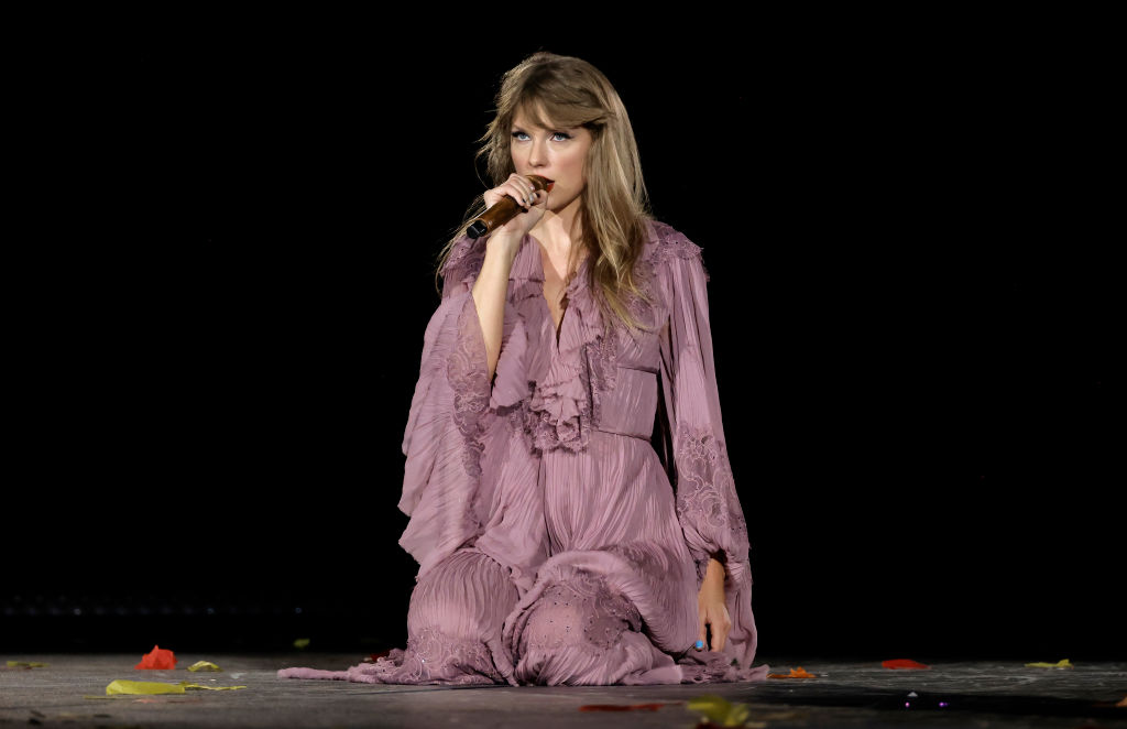 Featured image for Taylor Swift and Aaron Dessner perform "Seven" live in Pittsburgh.