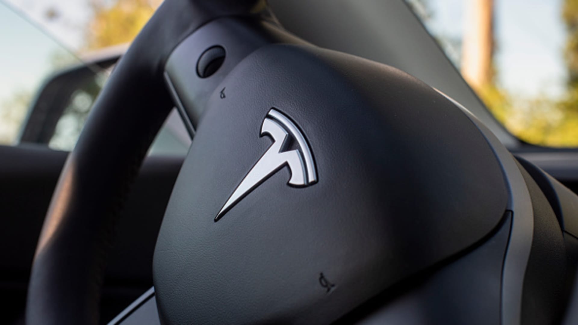 "Study Reveals Tesla Drivers' High Accident Rate and BMW Drivers' DUI Incidents"