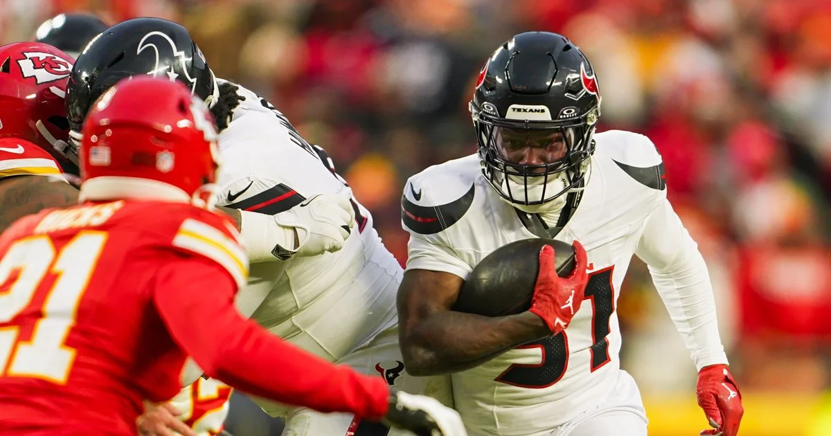 Eagles add Dameon Pierce to bolster backfield depth