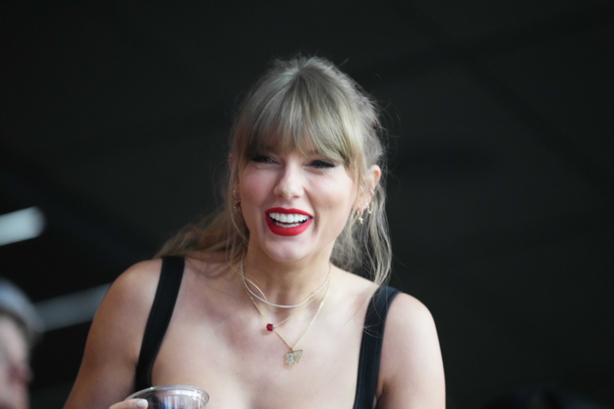 Featured image for Taylor Swift's Vancouver Finale: Concerts, Fashion, and Family Moments