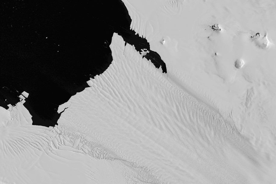 Featured image for "Record-Breaking 80 MPH Fracture: Antarctic Glacier's Wake-Up Call"