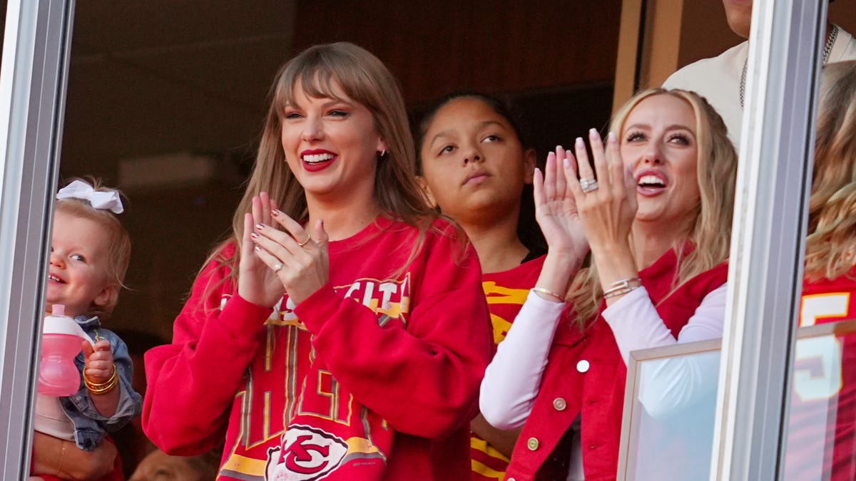 "Taylor Swift's Presence Boosts Travis Kelce's Performance, Garnering Concern and Praise"