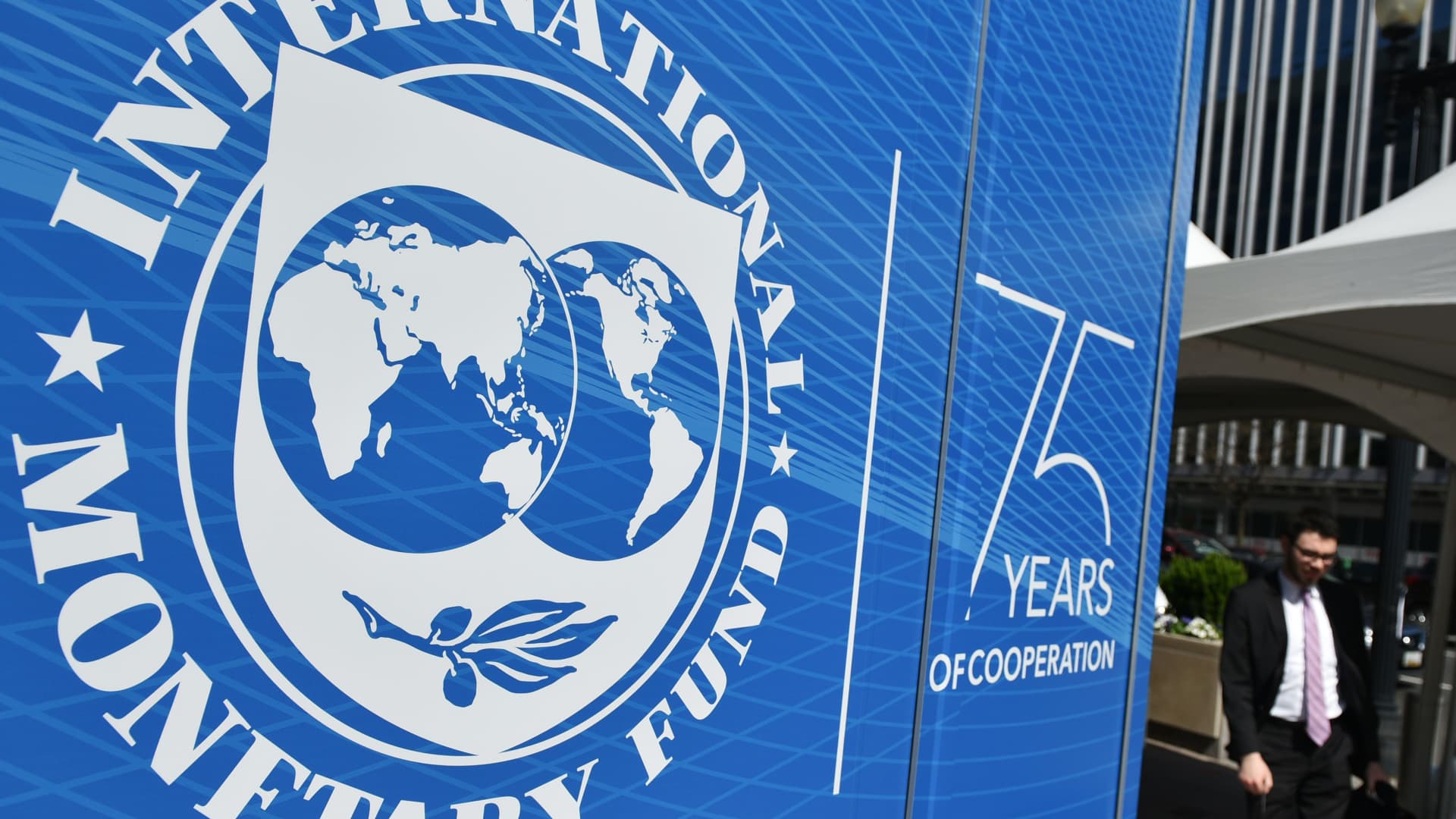 IMF Predicts Economic Challenges Amid High Interest Rates and Tepid Global Growth
