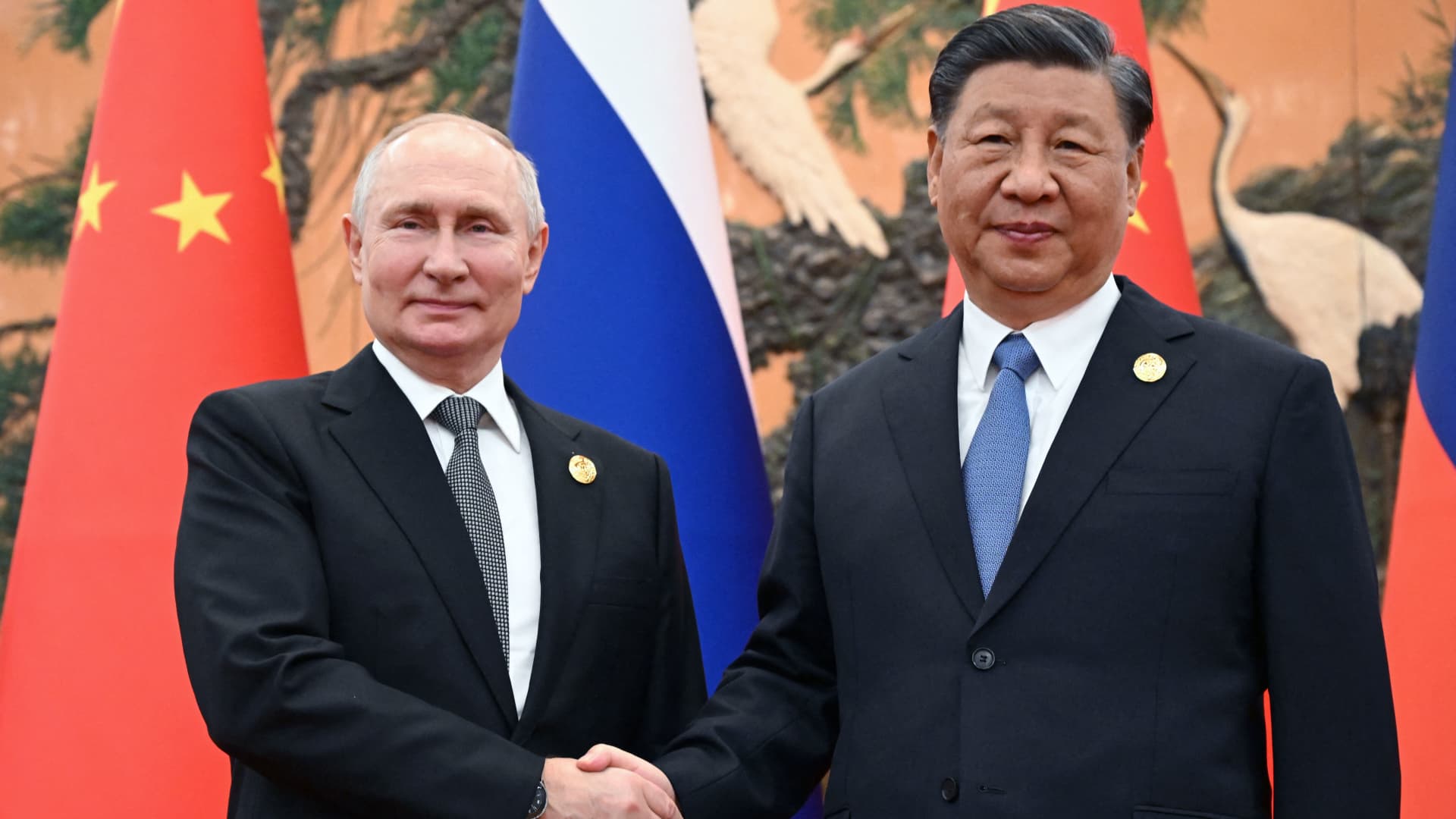 "Potential Sanctions Loom for Chinese and Indian Companies Aiding Russia: Report"