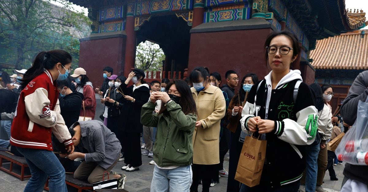 "Chinese Youth Turn to Temples Amidst Unemployment and Academic Struggles"