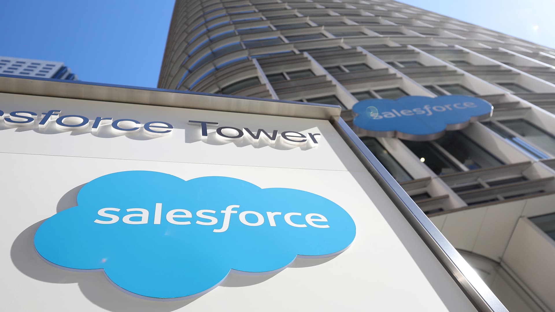"Salesforce's Earnings Triumph and Dividend Declaration Overshadow Weak Outlook and Stock Dip"