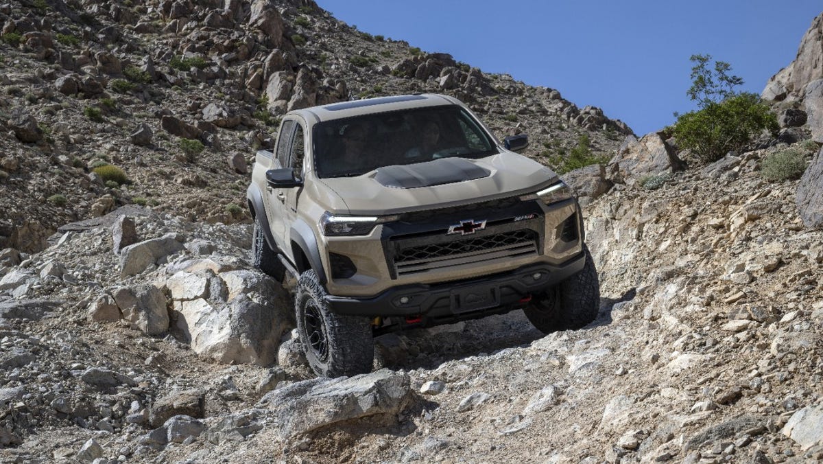 Featured image for "GM Halts 2024 Chevrolet Colorado, GMC Canyon Sales Over Software Problems"