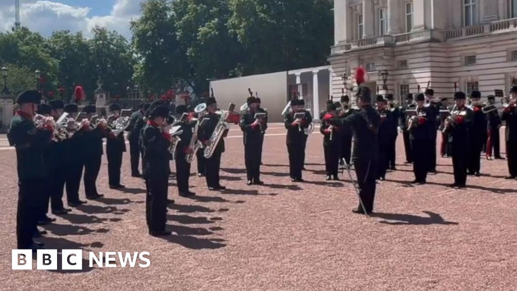 Featured image for Royal Guards Play Taylor Swift's 'Shake It Off' at Buckingham Palace