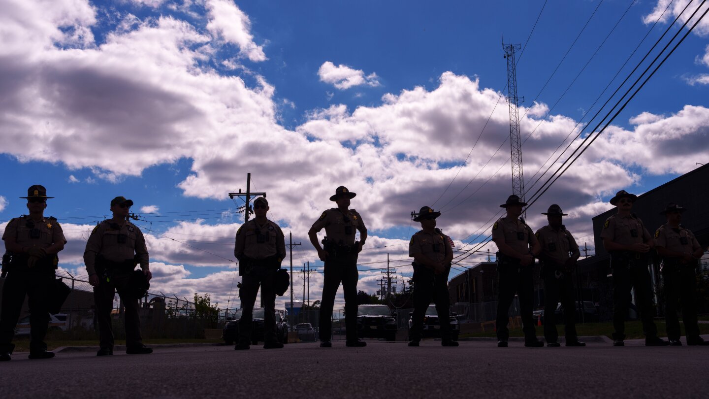 Featured image for Appeals Court Rules Illinois National Guard Can Stay but Not Be Deployed