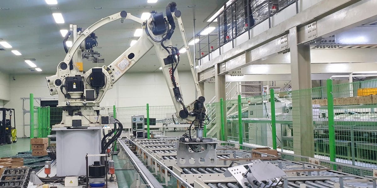 Featured image for Tragic Mishap: Robot Mistakes Man for Vegetables, Crushes Him to Death