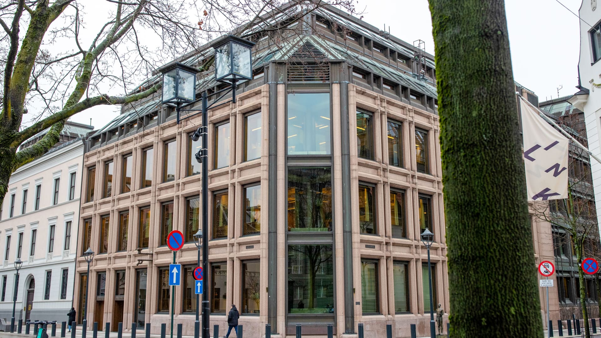 Featured image for "Norway's Sovereign Wealth Fund Rakes in $110 Billion Q1 Profit Amid Tech Stock Surge"