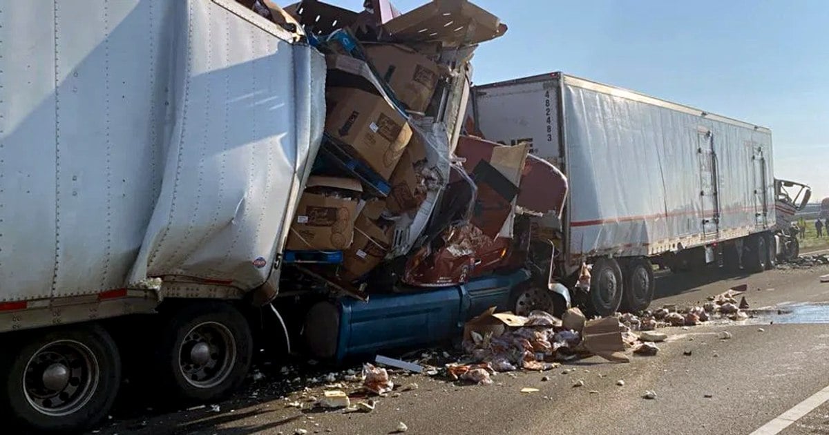 Featured image for "Fog-Induced 35-Vehicle Pileup on I-5 Near Bakersfield Claims 2 Lives, Injures 9"